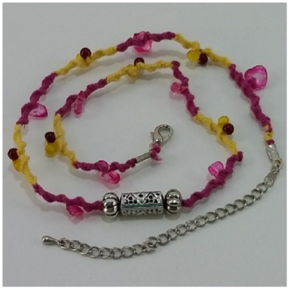 Faux Silvertone Center Beaded Necklace. - Picture 5 of 8